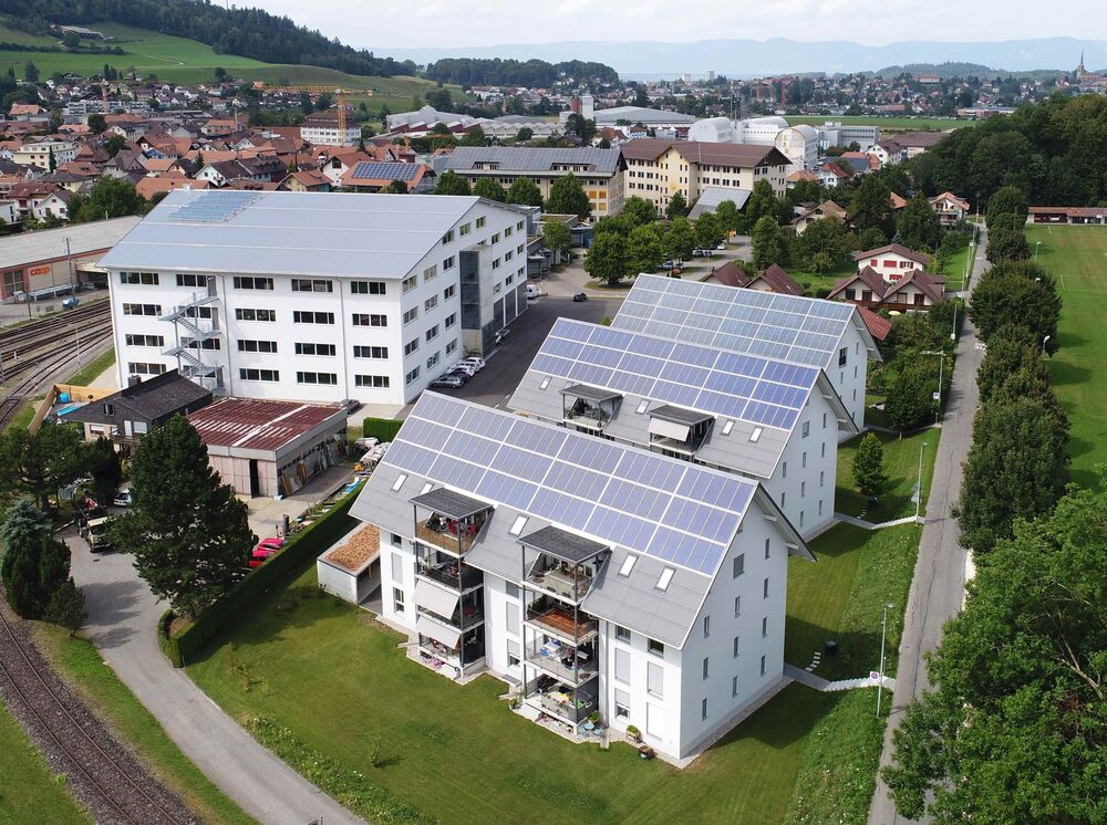 Solarpark Burgdorf mit allen Produktions- und Wohngebäuden.